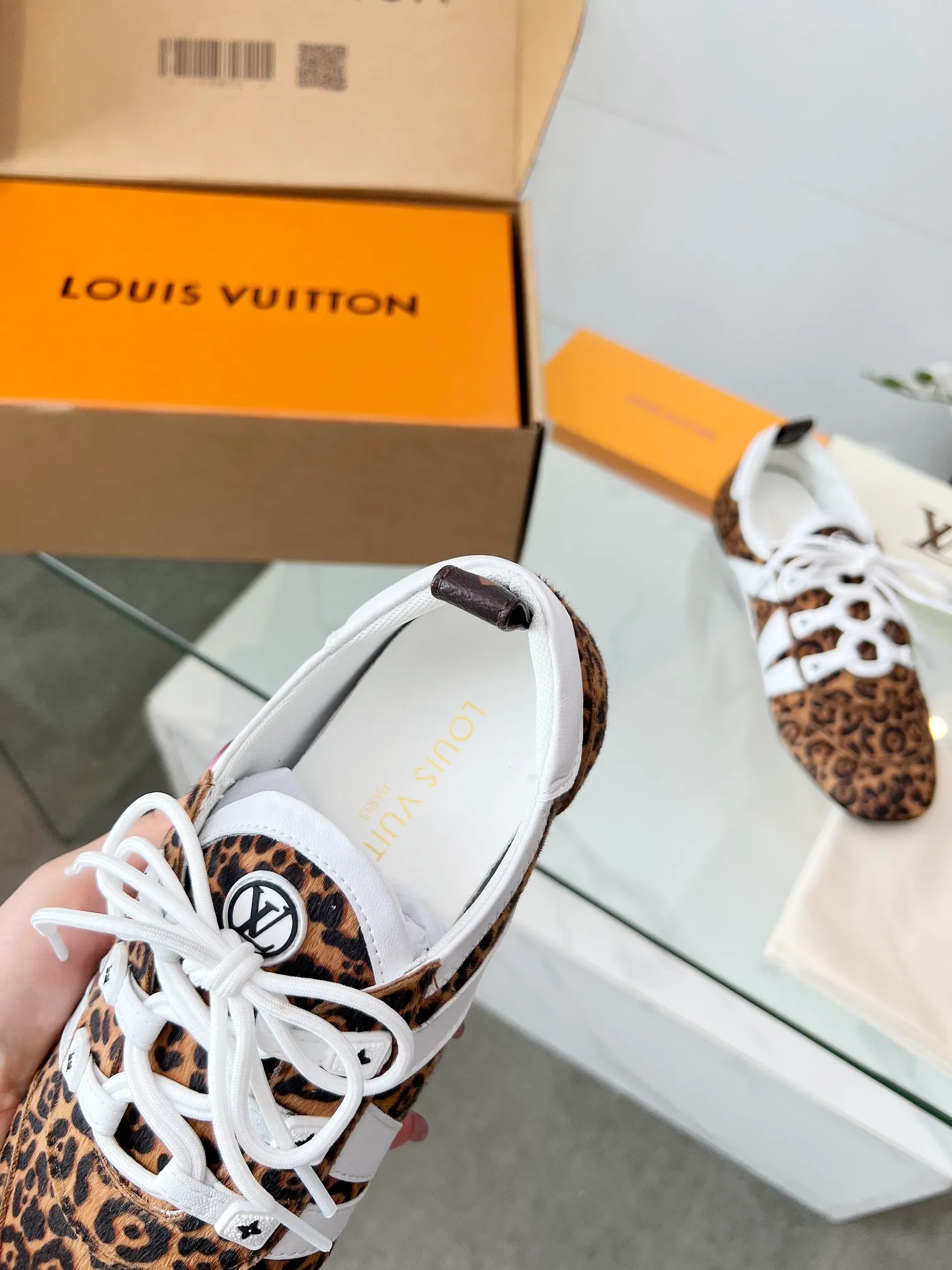 👟👟Ex-factory price 600👟👟 LV Sneakerina ballet-style sneakers are made of soft sheepskin and suede cow leather trimmings, and Monogram canvas is used to write the LV letters on the side, combining the light structure of ballet shoes with the comfortable texture of sneakers. Sacchetto craftsmanship and an injection-molded outsole complete the package, allowing for flexibility in a variety of looks. Code number: 35~41, colors are being updated...